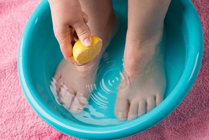 bain de pieds avec citron