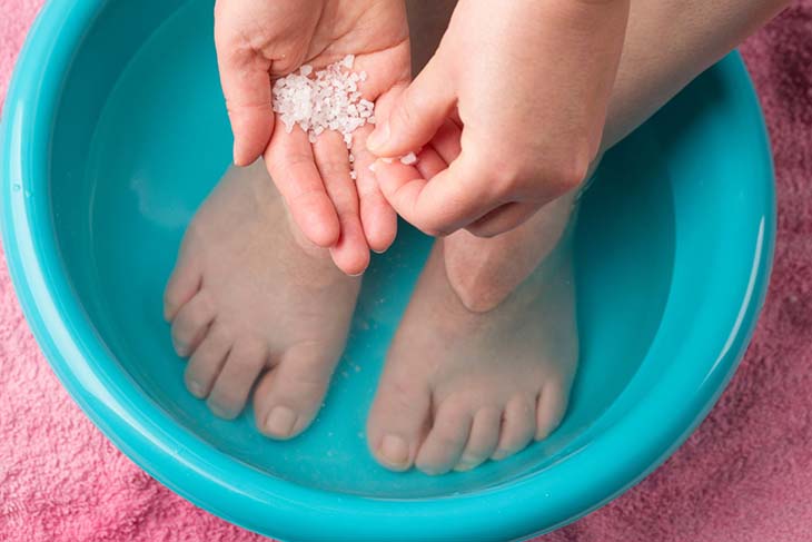 bain de pieds avec sel