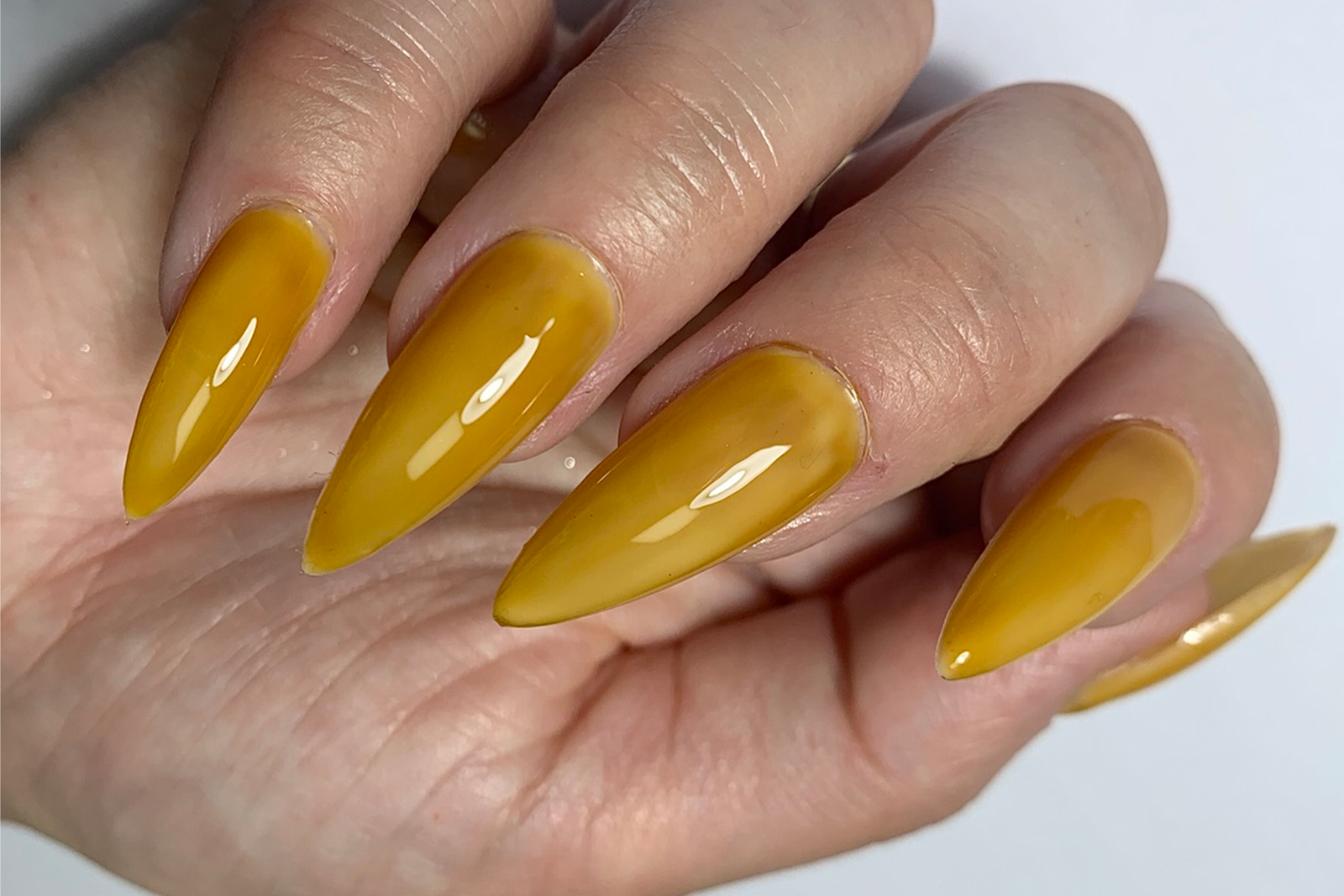 Manucure écaille de tortue : comment la faire étape par étape et les plus jolies modèles 3 base caramel