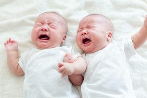 Une femme donne naissance à des jumeaux de pères différents