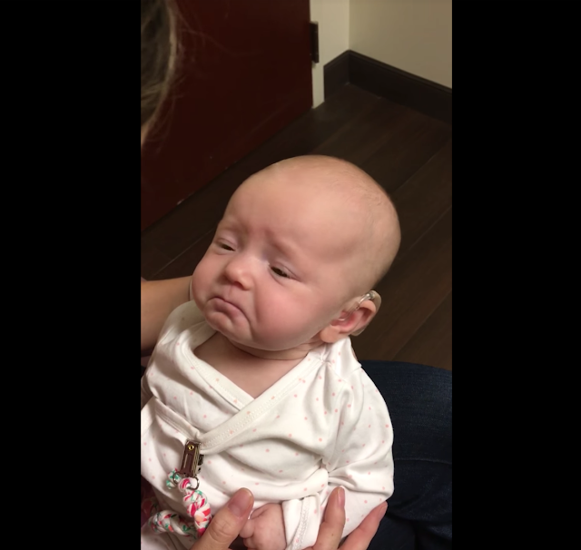Un bébé sourd entend la voix de sa mère pour la première fois et verse des larmes de joie