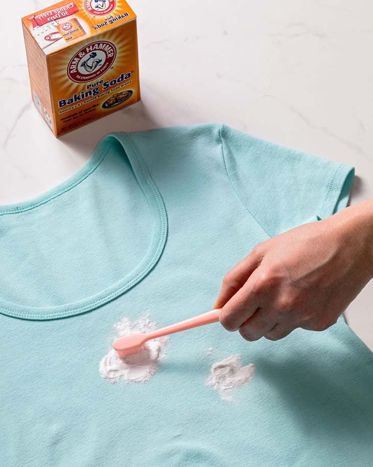 bicarbonate tache de gras - Comment se débarrasser des taches de graisse sur les vêtements ? L'astuce simple qui permet d'économiser