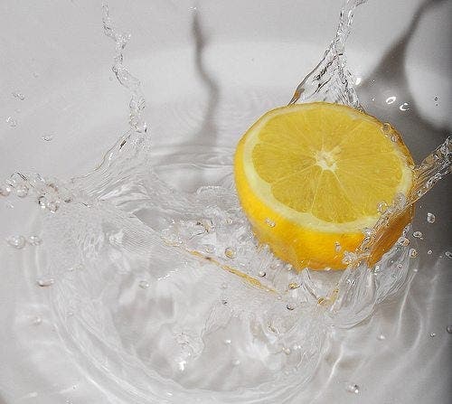 fabuleuses raisons pour lesquelles les scientifiques recommandent de consommer de l’eau au citron
