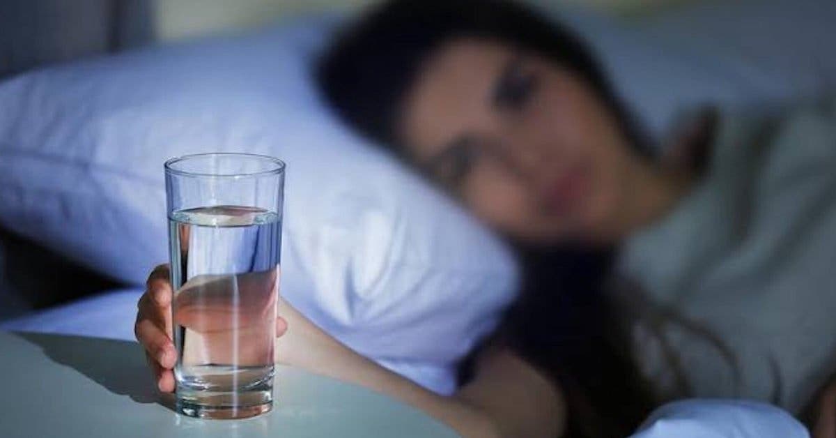 Pourquoi il ne faut pas boire de l’eau la nuit qui est resté dans la chambre à coucher ?