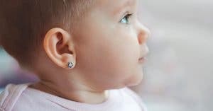 Pourquoi percer les oreilles de votre bébé n'est peut-être pas une bonne idée
