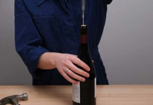 5 consejos para abrir una botella de vino sin sacacorchos – trucosy