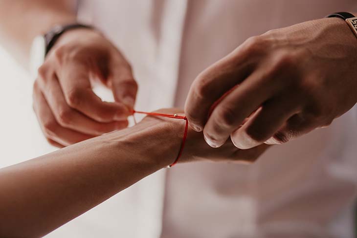 Porter un bracelet rouge 