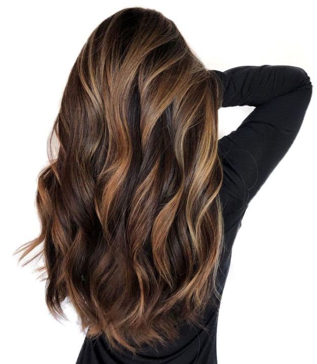 brun auburn - Les 50 meilleures couleurs de cheveux et tendances de 2023