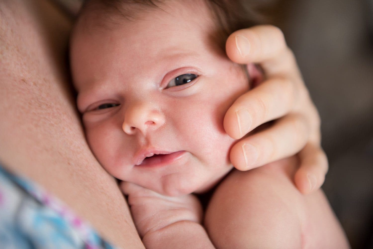 Il faut câliner les bébés le plus souvent possible d’après des études 