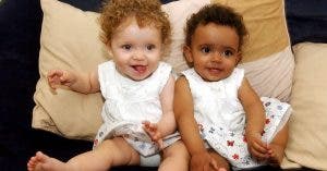 ces deux soeurs jumelles naissent avec la couleur de peau differente regardez a quoi elles ressemblent aujourdhui 1 1