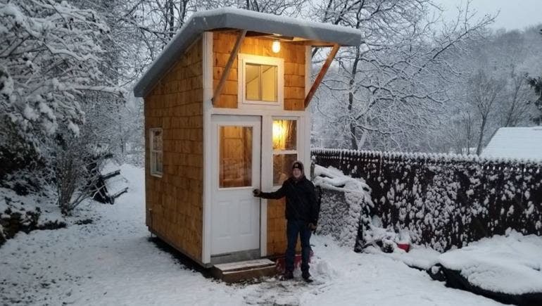 cet adolescent construit sa propre mini-maison dans son jardin