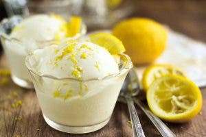 Cette délicieuse glace au citron sans sucre est la gourmandise parfaite pour l’été