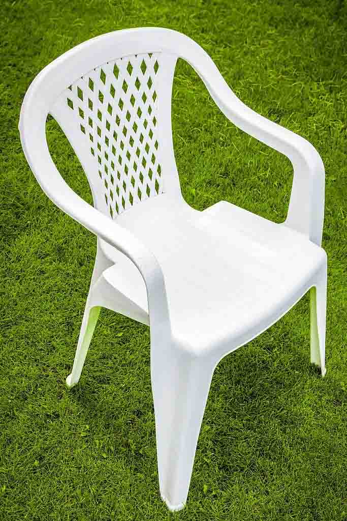 Una silla blanca nítida
