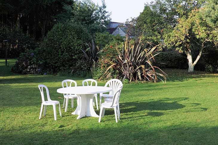 Muebles de jardín de plástico blanco.