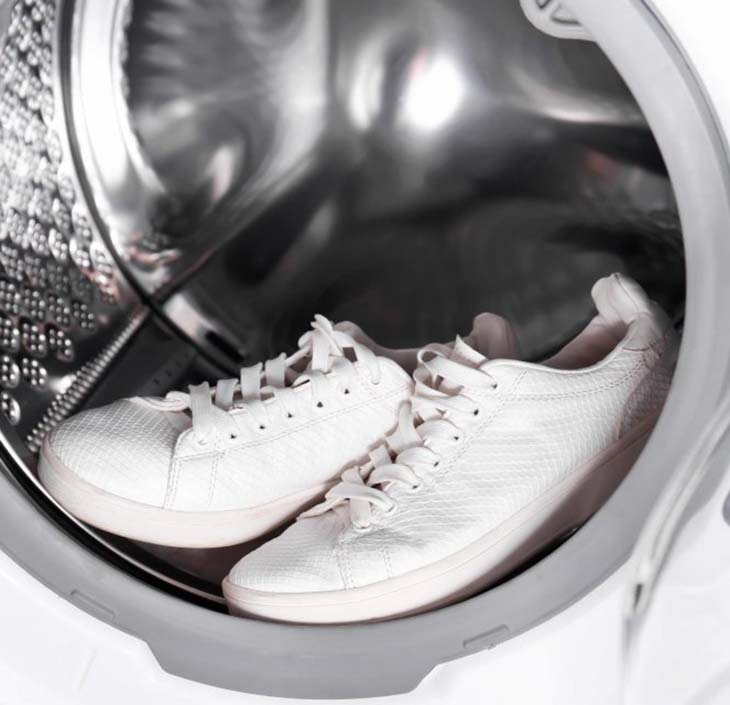 lavadora de zapatos blancos