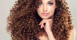 4 astuces simples pour pour avoir de beaux cheveux bouclés et volumineux