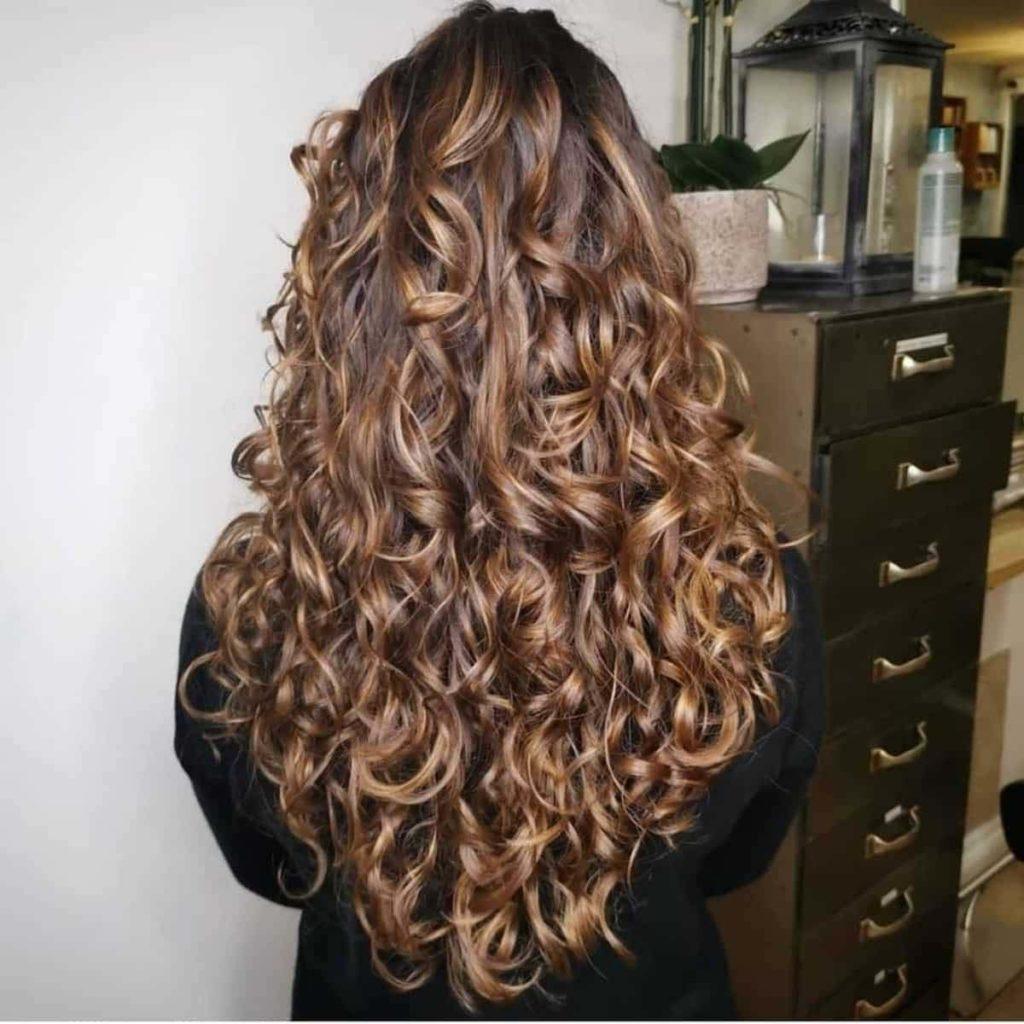 60-coiffures-pour-cheveux-boucl-s-essayer-en-2024