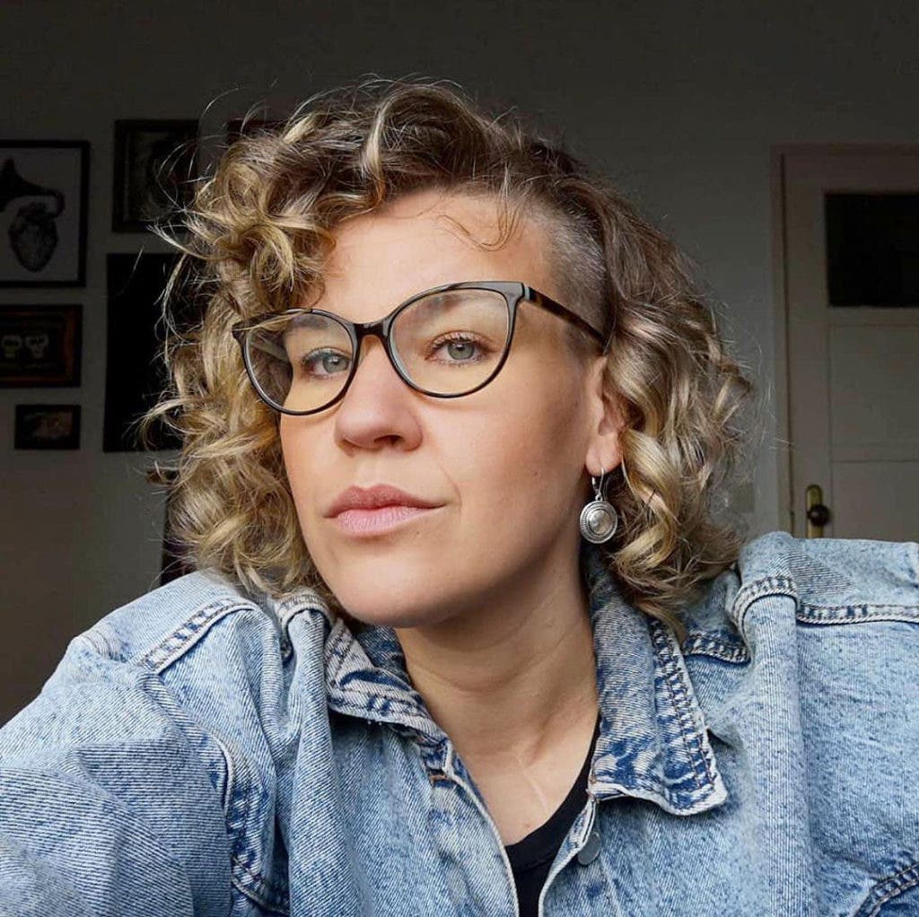 Cheveux bouclés rasés sur le côté : 60 photos pleines de style