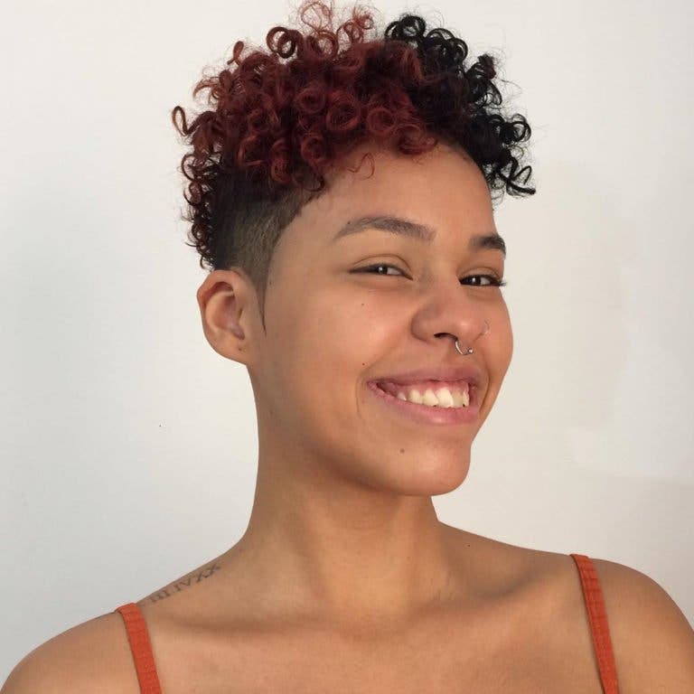 Cheveux bouclés rasés sur le côté : 60 photos pleines de style