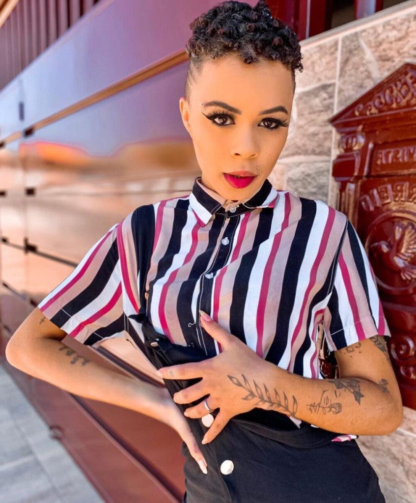 Cheveux bouclés rasés sur le côté : 60 photos pleines de style