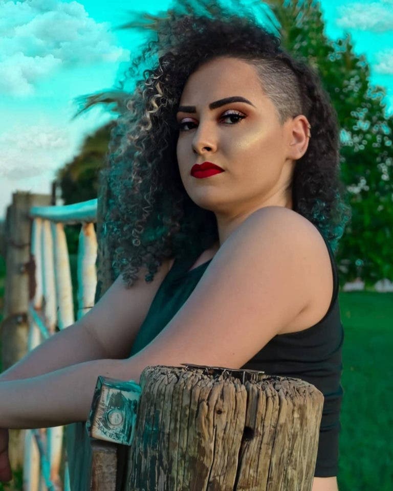 Cheveux bouclés rasés sur le côté : 60 photos pleines de style