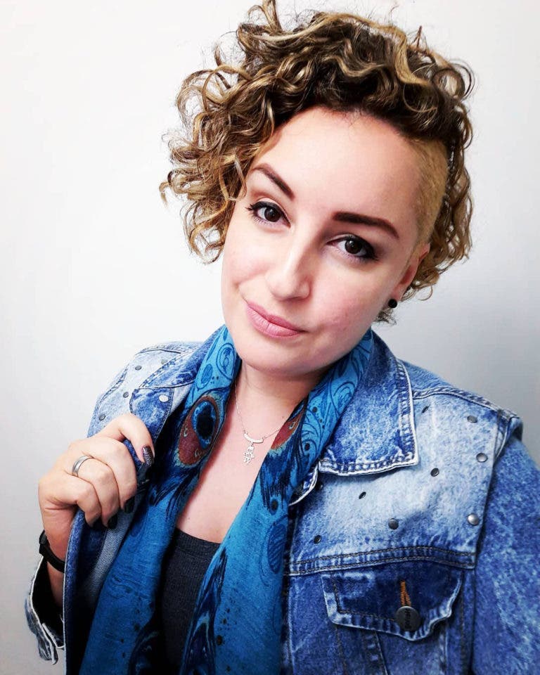 Cheveux bouclés rasés sur le côté : 60 photos pleines de style