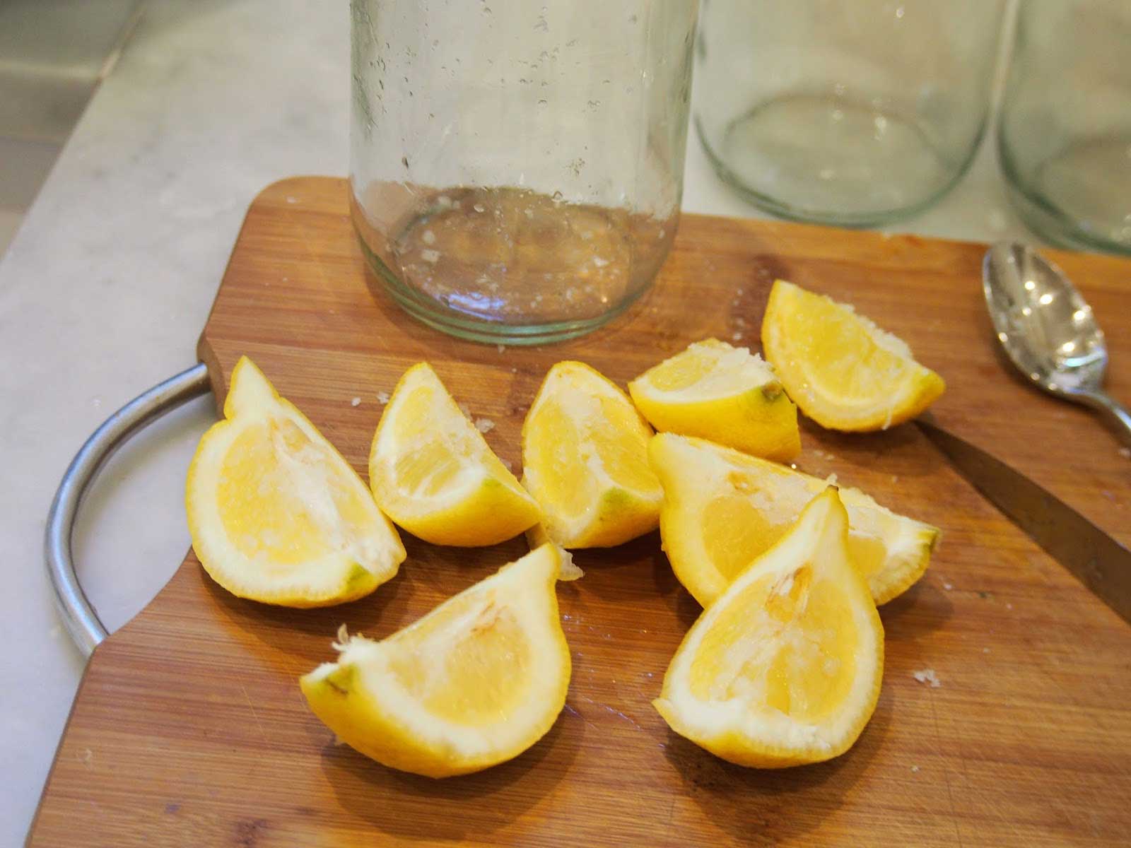 utiliser le citron et le sel pour nettoyer votre cuisine