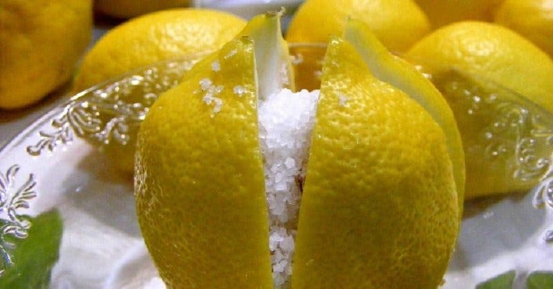 Du citron et du sel et tout ce qu’il vous faut pour éliminer les mauvaises odeurs de la cuisine et de la maison 