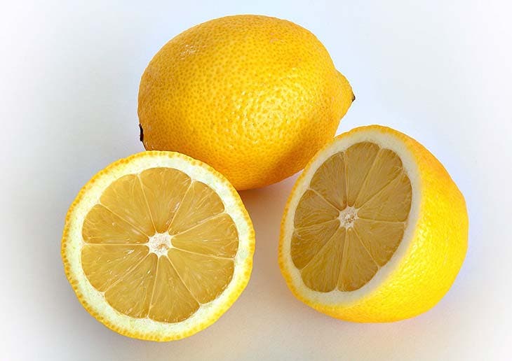 il limone rimuove le macchie