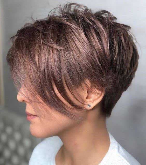 Une coupe de cheveux pixie brun 