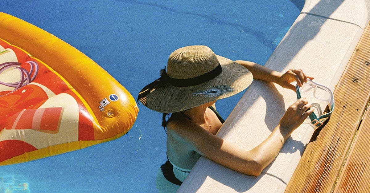 Comment améliorer les abords de votre piscine grâce à une solution économe en énergie
