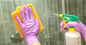 Comment éliminer le calcaire incrusté des parois de la douche ?