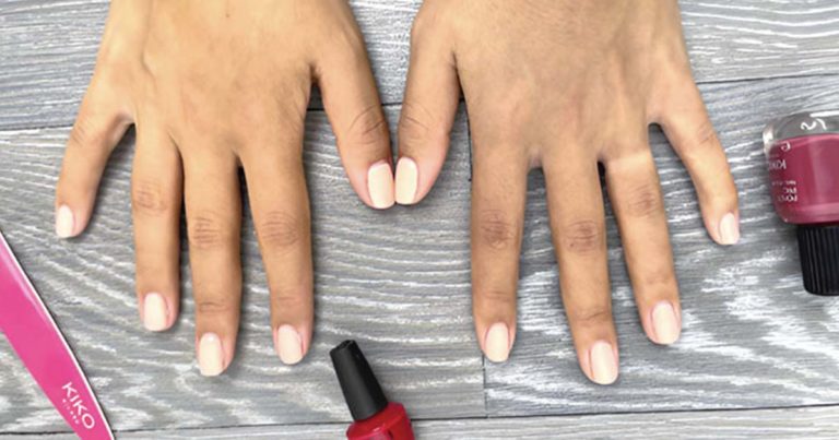 Comment enlever la colle sur les ongles en 5 étapes