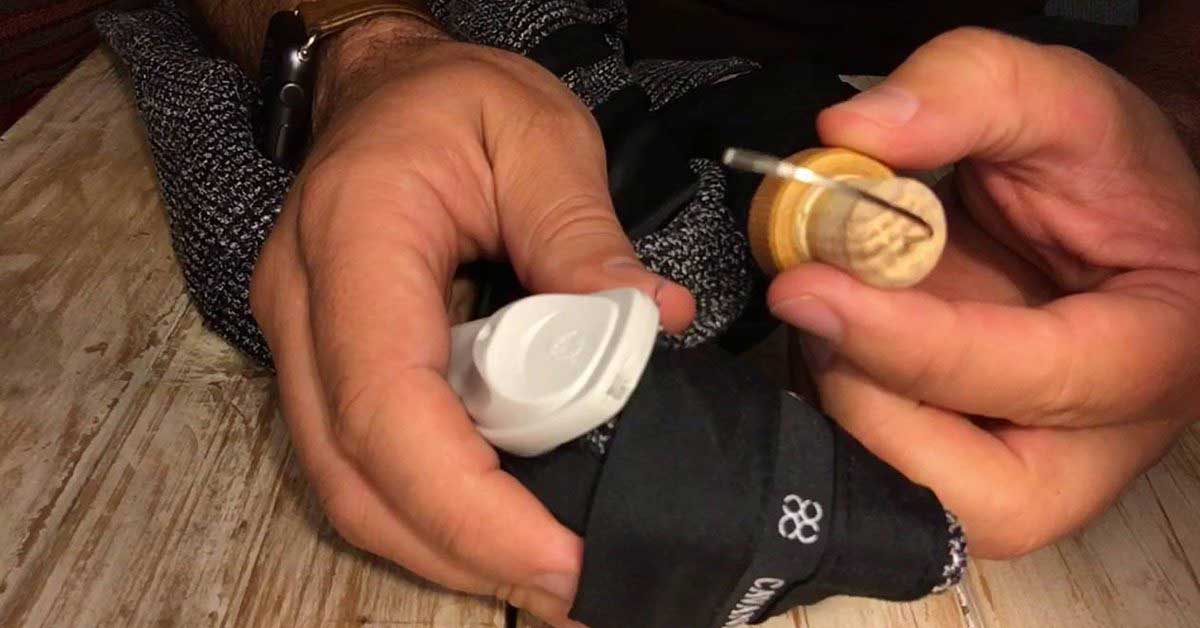 Comment enlever un antivol oublié sur un vêtement