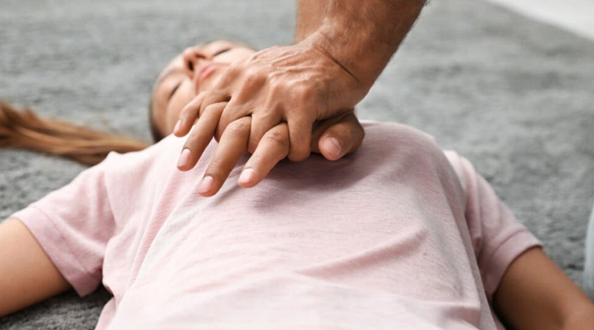 comment-faire-un-massage-cardiaque