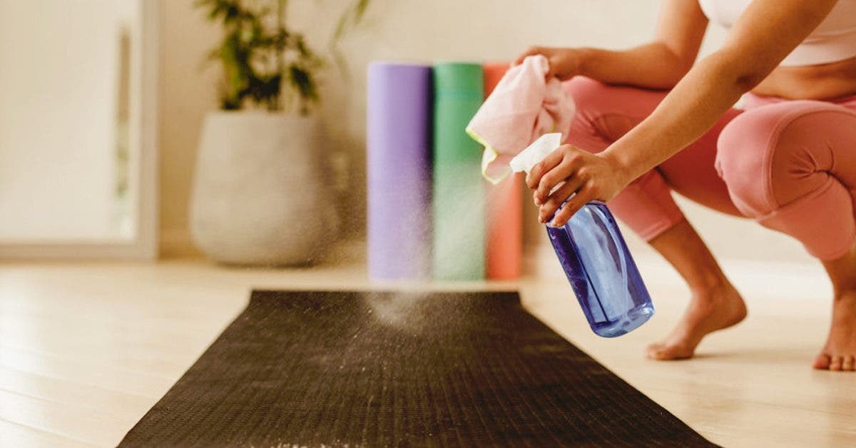 Comment nettoyer un tapis de yoga sans produits chimiques ?