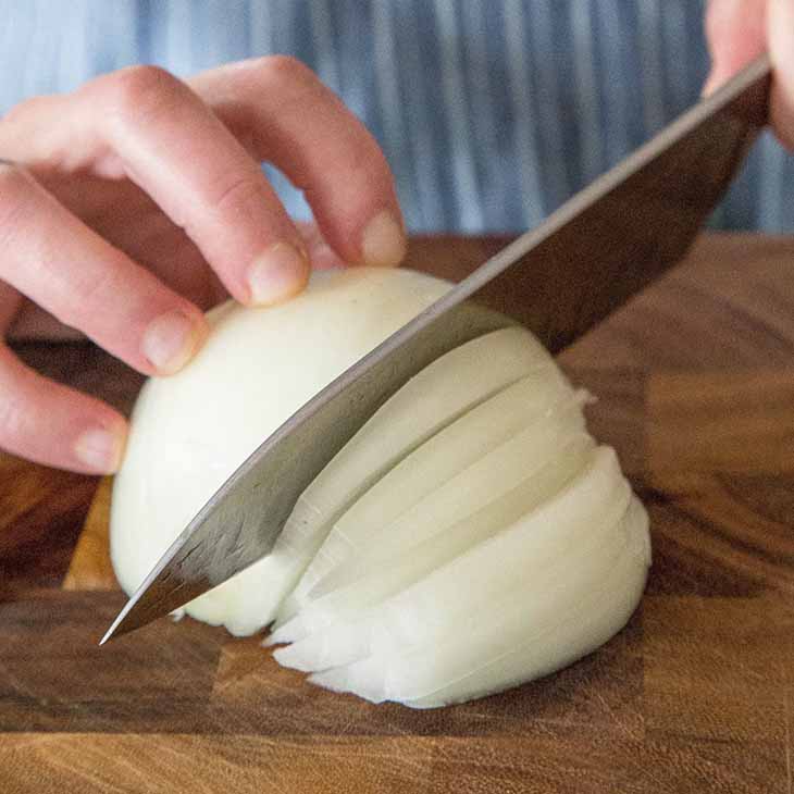 cortar la cebolla blanca