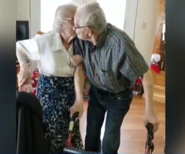 Un couple de personnes âgées est forcé de se séparer par leur maison de retraite après 69 ans de vie commune