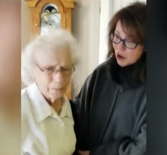 Un couple de personnes âgées est forcé de se séparer par leur maison de retraite après 69 ans de vie commune