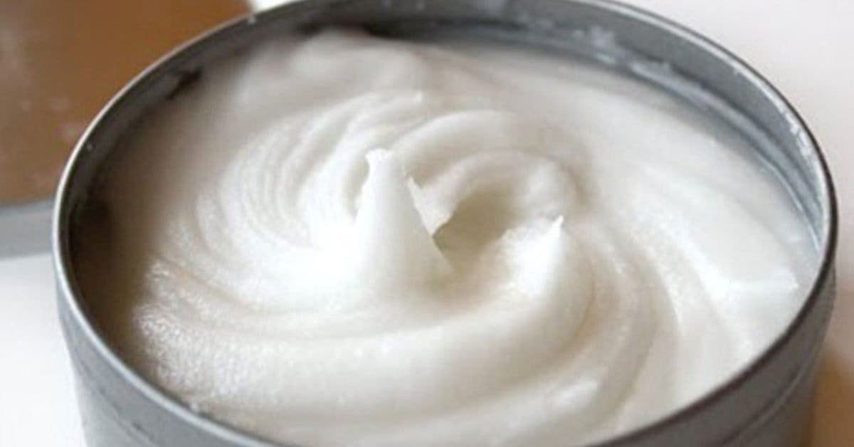 Préparez la crème au bicarbonate de soude avant de vous coucher pour estomper les rides, les imperfections, les boutons et les pattes d’oie