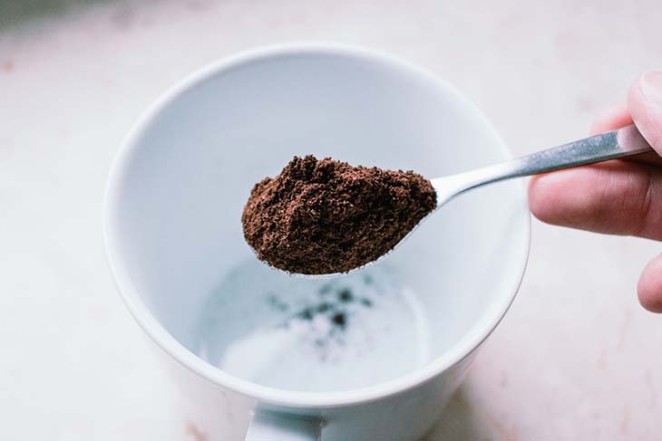 Une cuillère de marc de café Une cuillère de marc de café
