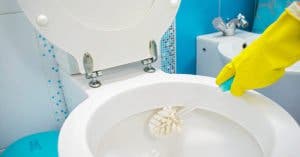 Comment éliminer les dépôts noirs des toilettes avec du bicarbonate ?