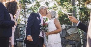 Des grands-parents amoureux au lycée se retrouvent après 60 ans et décident de se marier