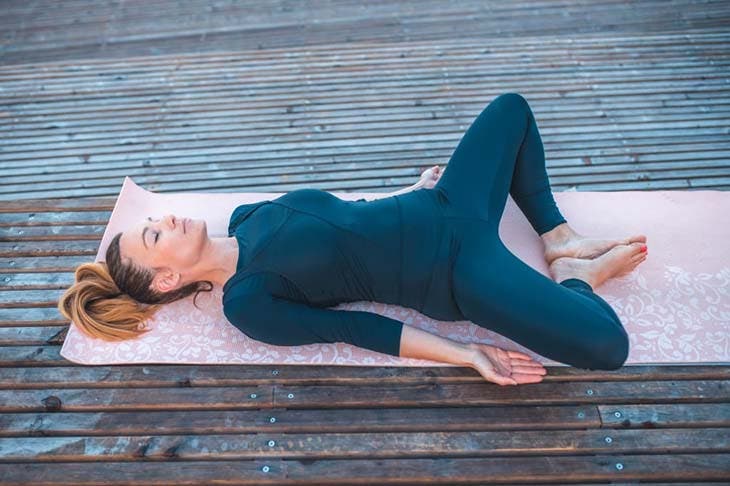 La position supta baddha konasana ou posture déesse du sommeil, Yoga