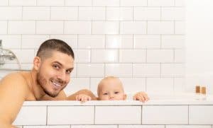 quel âge peut-on encore prendre le bain avec son enfant