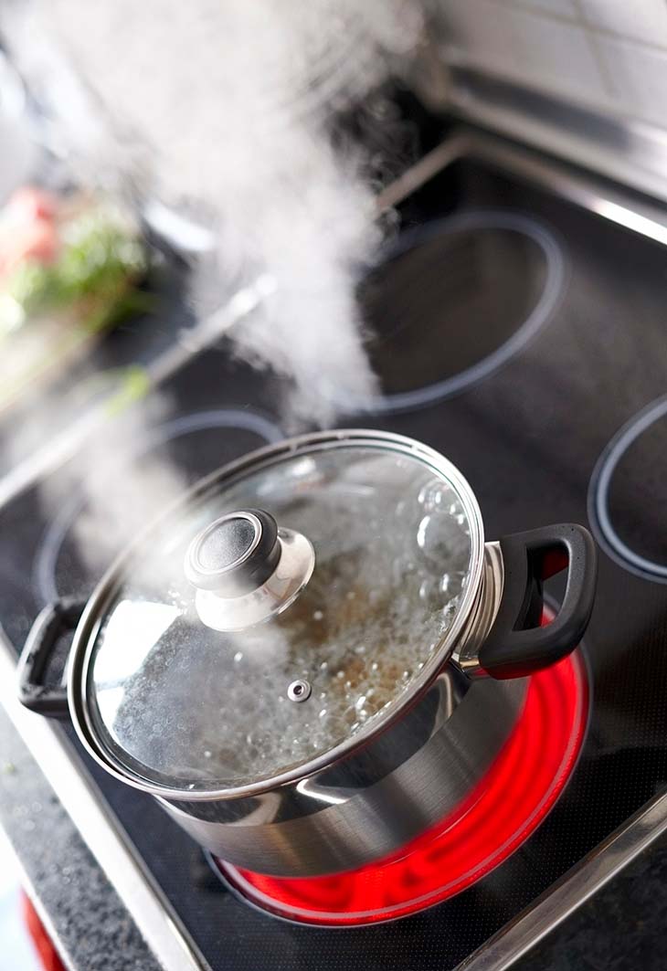 eau bouillante marmite - Pourquoi doit-il y avoir une pince à linge sur le côté de la casserole ?