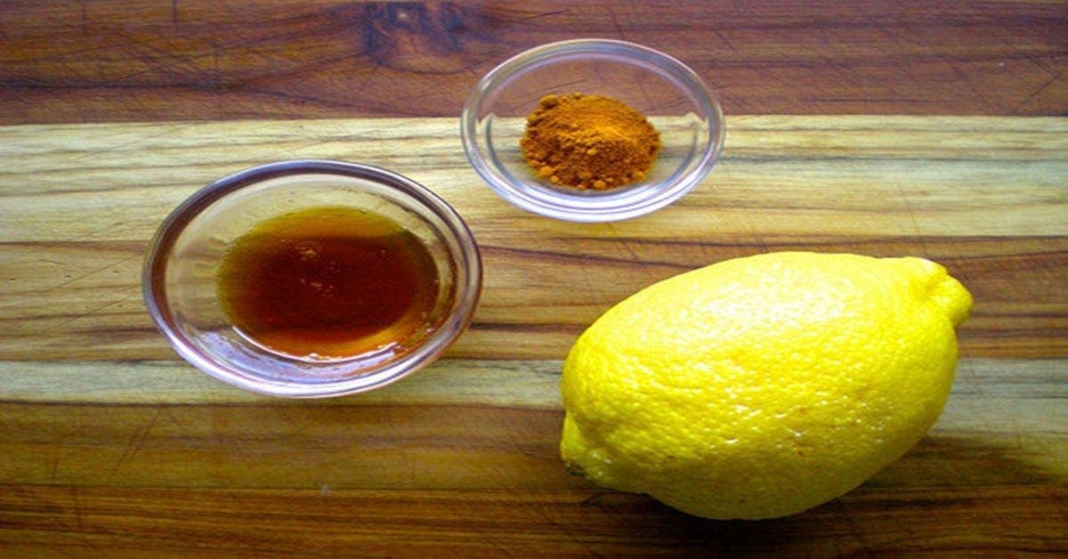 Voici pourquoi vous devriez boire de l’eau chaude avec du citron et du curcuma
