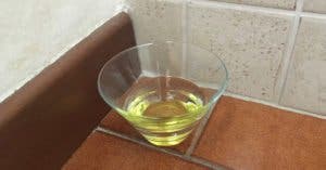 Utilisez de l’eau, du vinaigre et du gros sel pour éliminer les mauvaises énergies de la maison