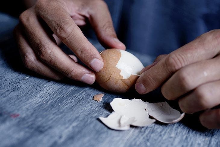 pelar un huevo