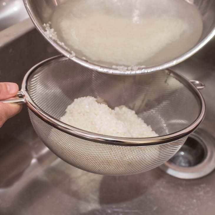 egouttez le riz - Ne jetez plus l’eau de cuisson du riz : cela peut vous être d’une grande utilité pour votre peau, vos cheveux et bien plus